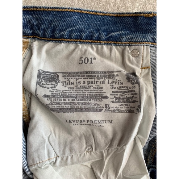 Levi’s 501 Cropped Jeans - Picture 14 of 16